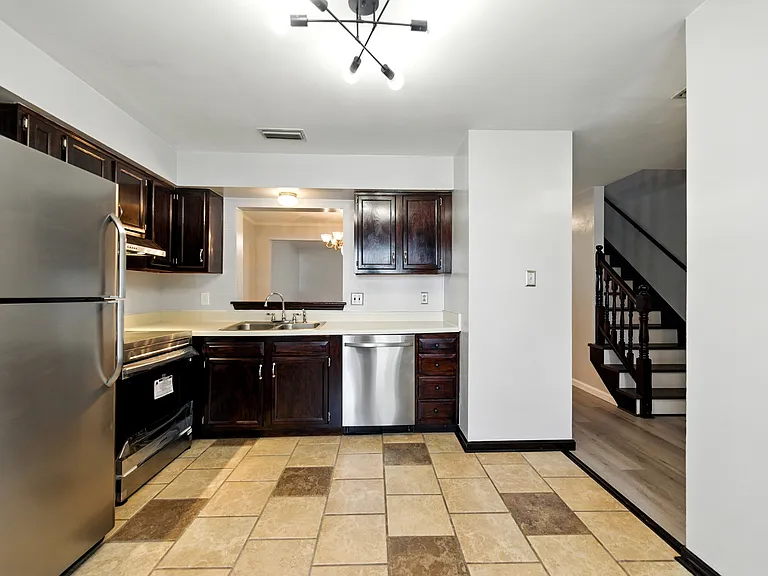 302 Seeman Ct — Photo 10
