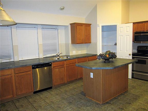 5th image of 1502 Holveck Dr