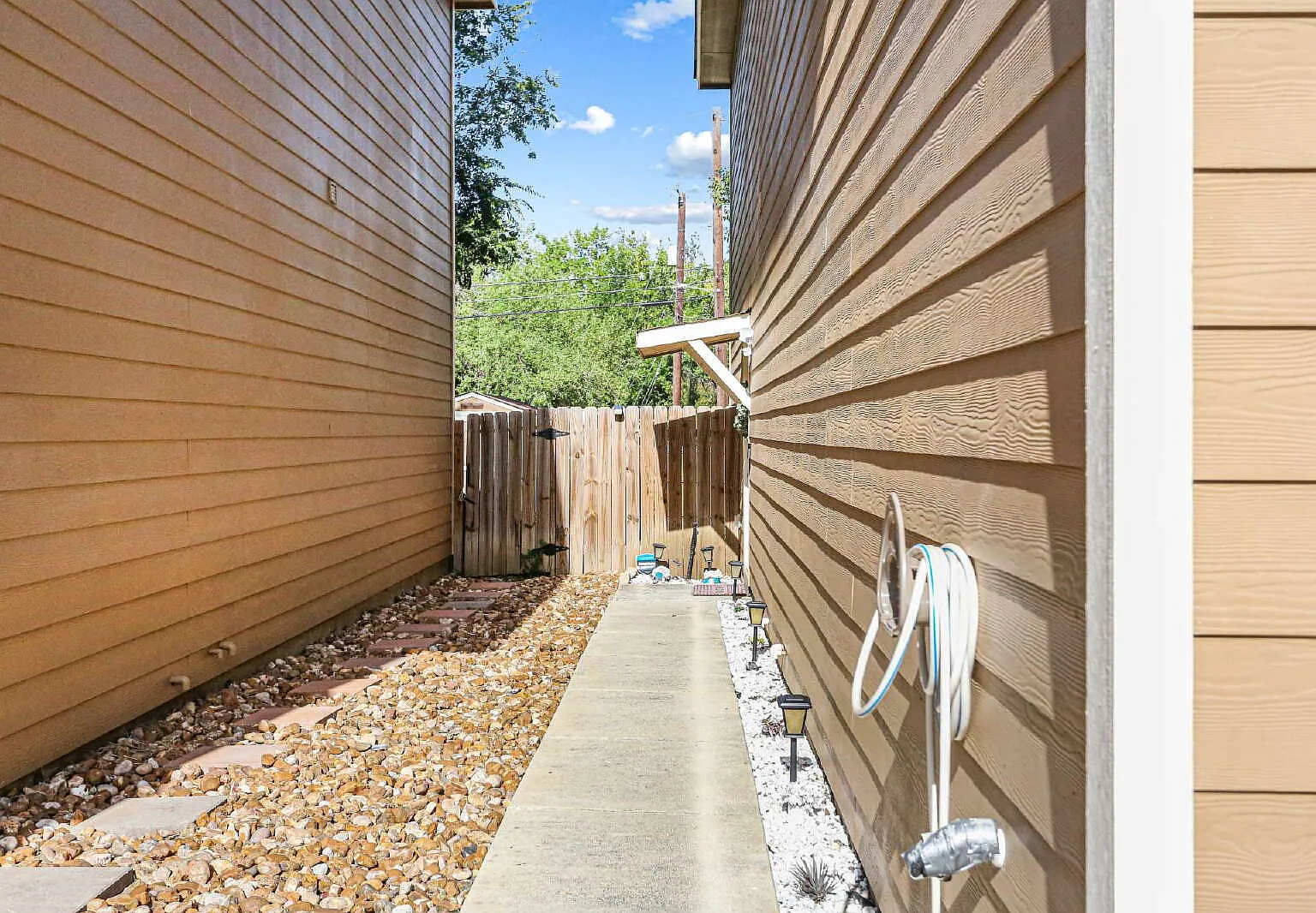 3 bed, 2.5 bath, 1690 sqft, $2,200 — Photo 4