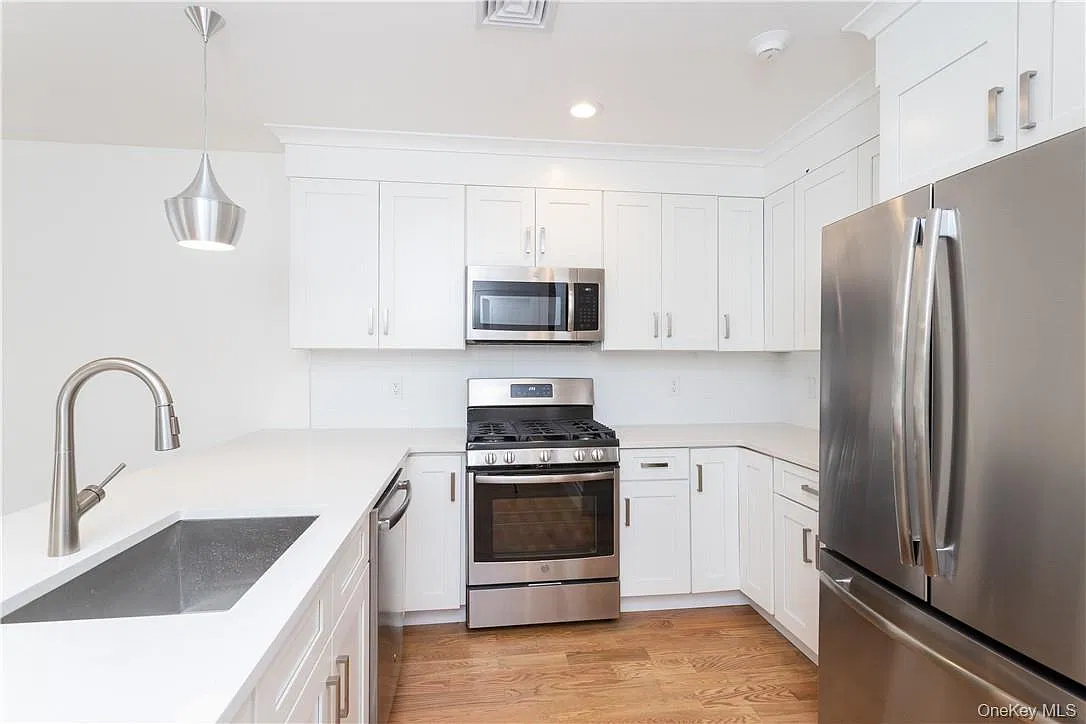 3 bed, 3.5 bath, 1500 sqft, $5,100 — Photo 2