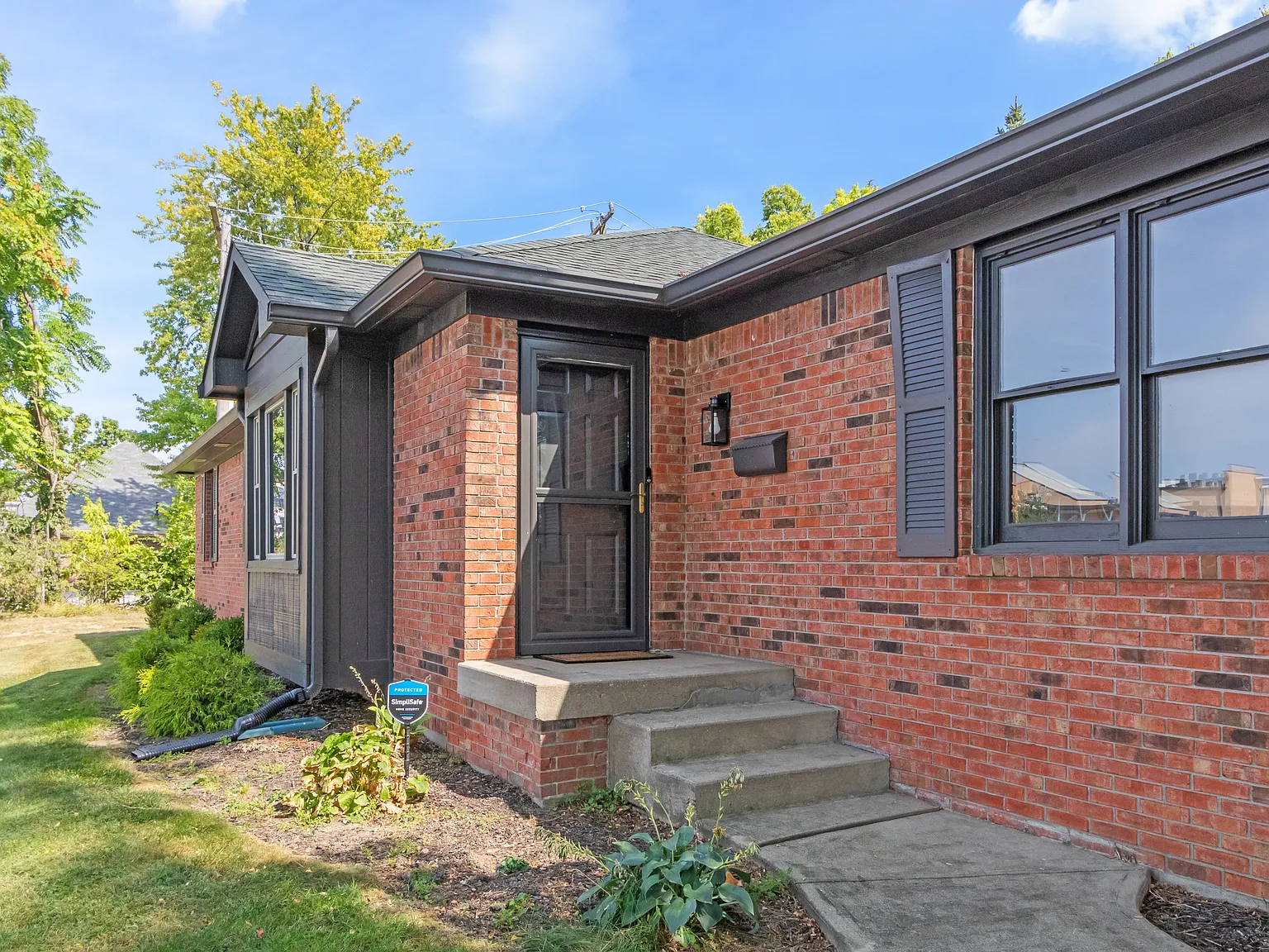 3 bed, 2.0 bath, 1260 sqft, $5,100 — Photo 3