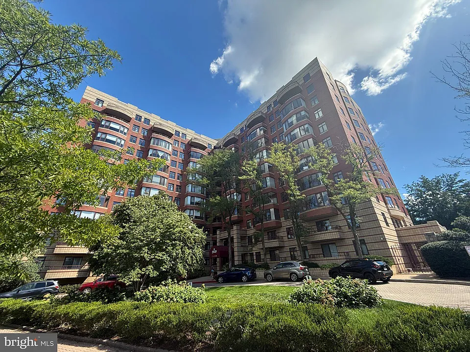 2400 N Clarendon Blvd #607