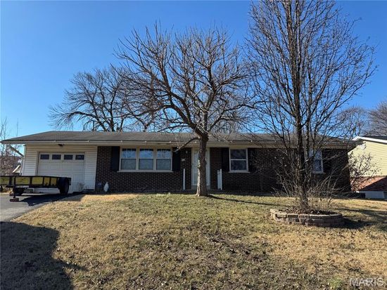 24 Sandy Dr, Arnold, MO 63010