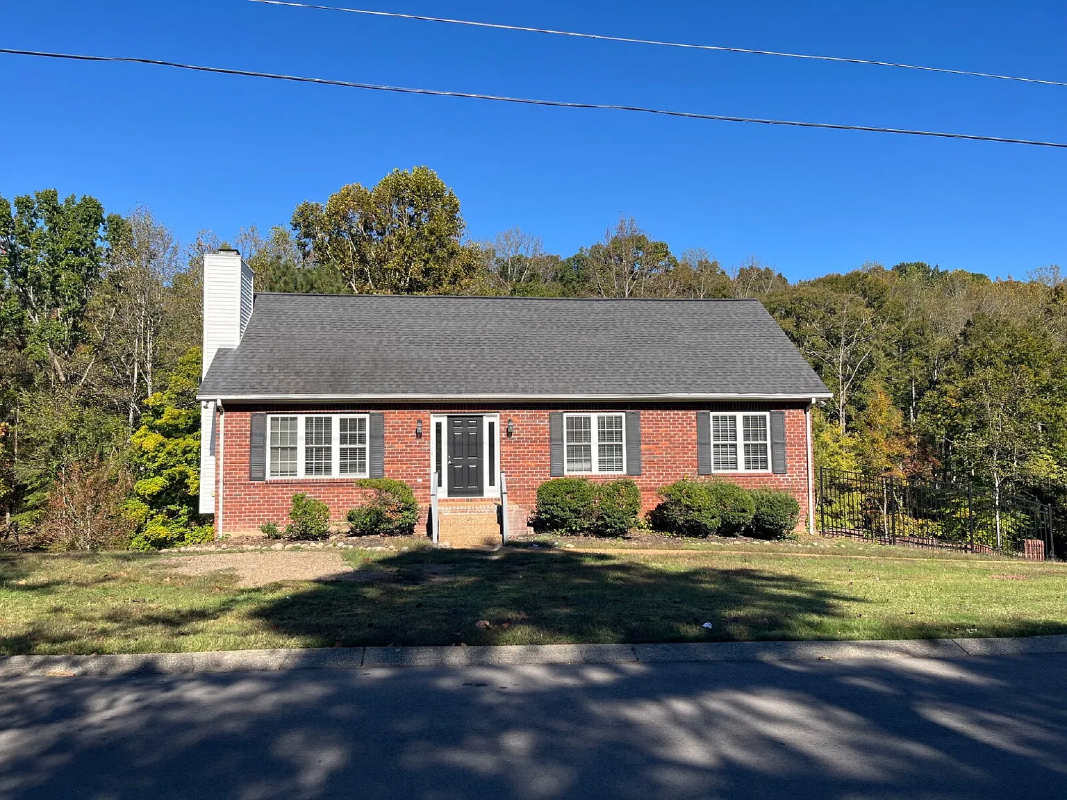 3 bed, 2.0 bath, 2256 sqft, $2,350 — Photo 2