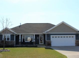 963 Lotus Trl, Menasha, WI 54952