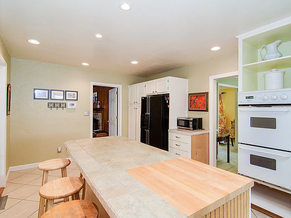5th image of 914 Parkwood Cir