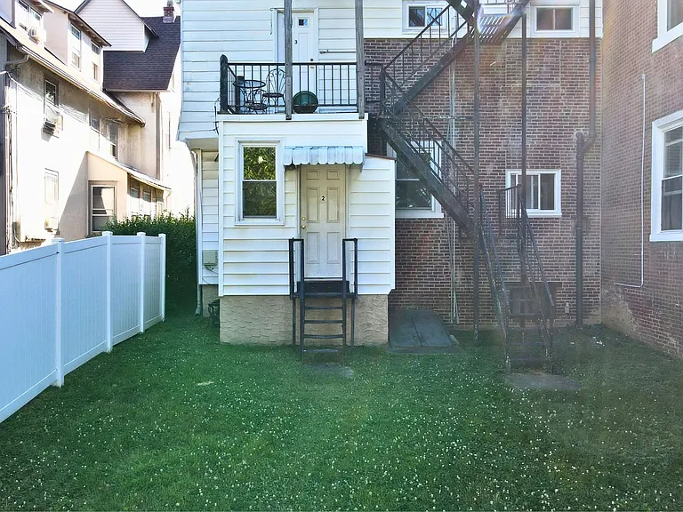 402 N Church St — Photo 15