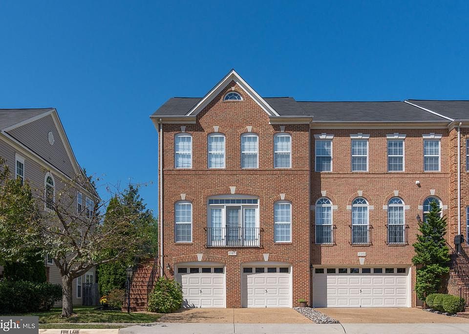 Beautiful Brick-Front End Unit in Broadlands