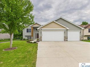 1214 Olivia St SE, New Prague, MN 56071
