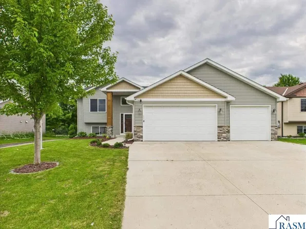 1214 Olivia St SE, New Prague, MN 56071