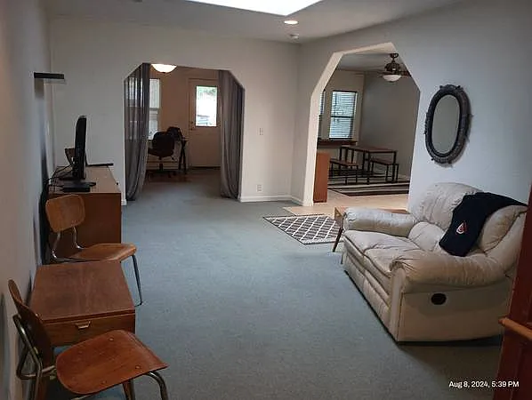 2/2 home furnished home and a large fenced yard! — Photo 3