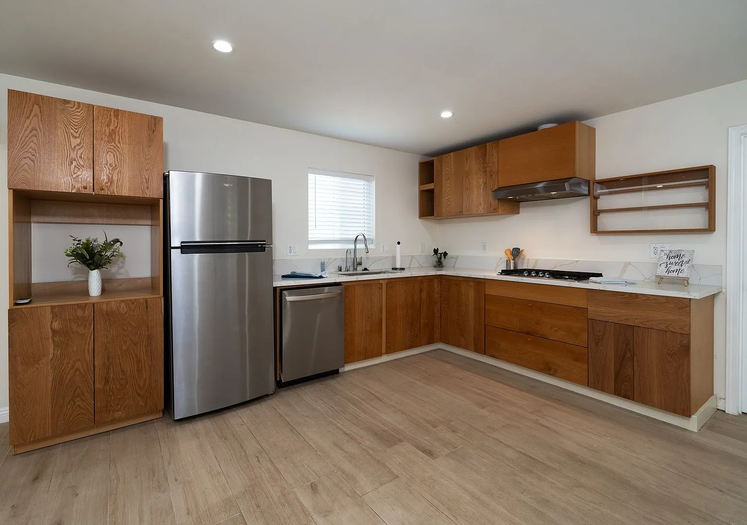 Charming 2 Bedroom 2 Bath Back ADU in Monrovia — Photo 2