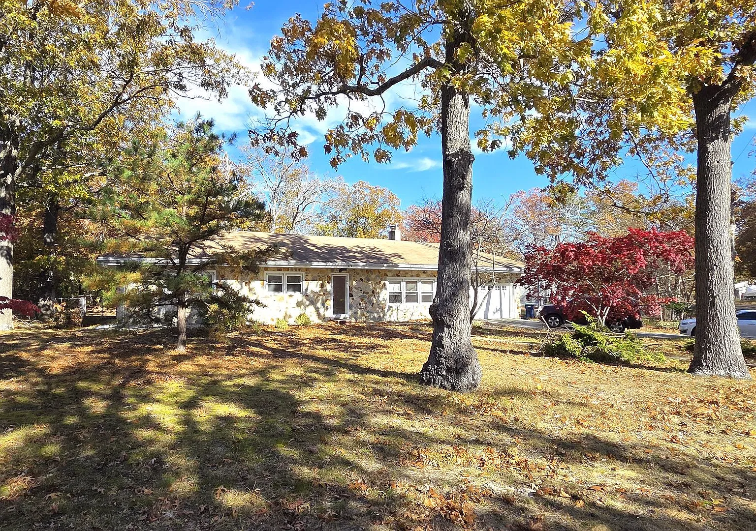 Updated 3 Bedroom with Den/Office Home for Rent Near Beautiful Lakes — Photo 3