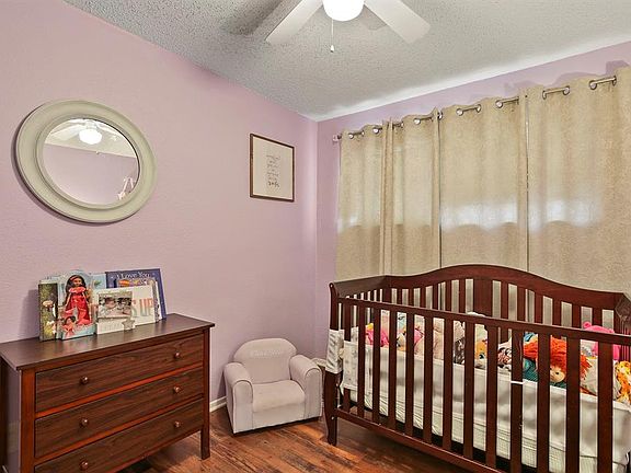 5th image of 117 W Park Row Dr