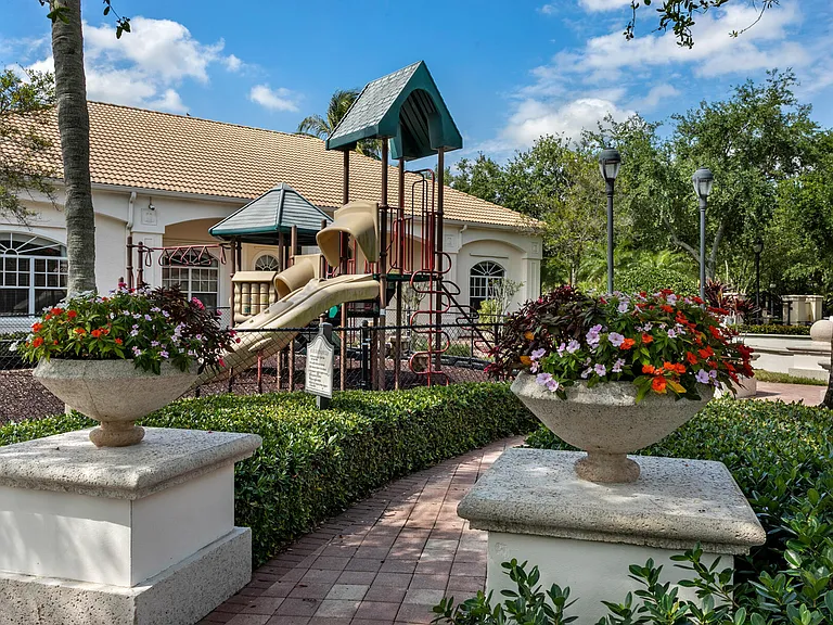 10103 Myrtlewood Cir W — Photo 25
