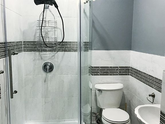 5th image of 884 Greenwich St