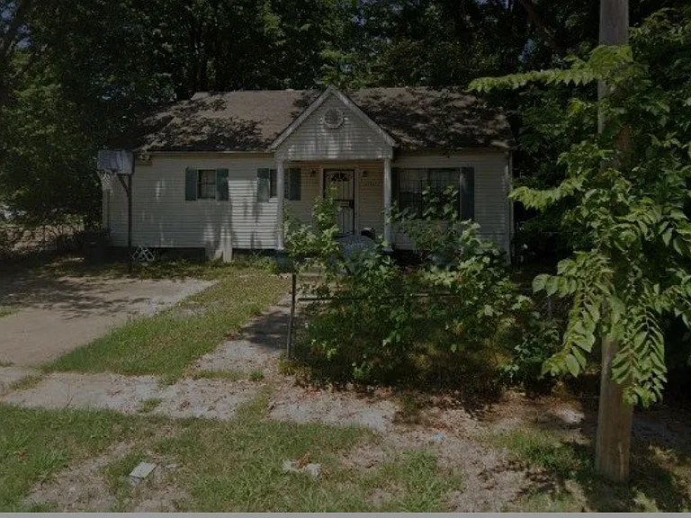 2236 Kenwood Dr — Photo 2