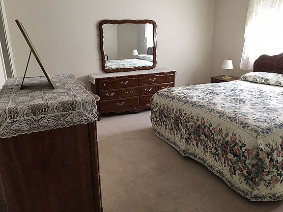 Lg master w/matchg dressers 