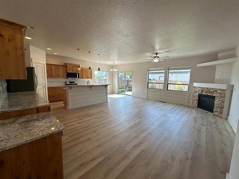 8918 W Northview St — Photo 3