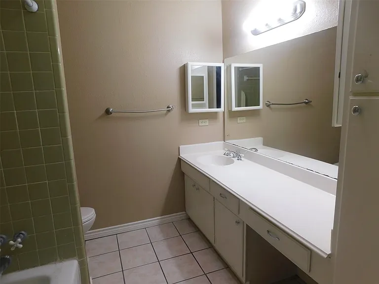 472 N Post Oak Ln — Photo 34