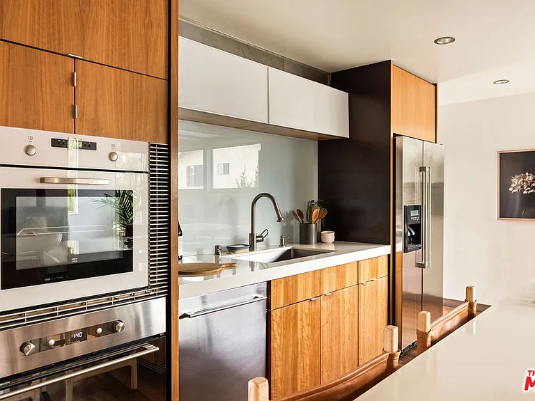 724 Superba Ave — Photo 7