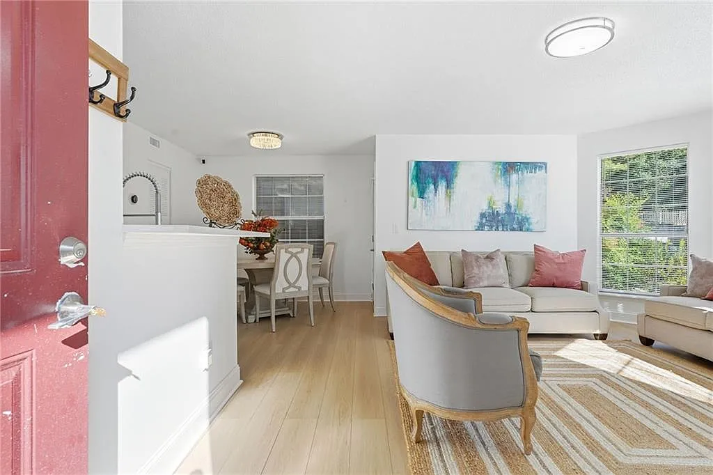 2 bed, 2.0 bath, 880 sqft, $2,100 — Photo 2