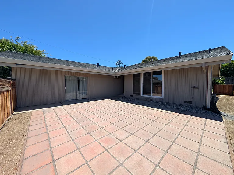 1261 Gloria Dr — Photo 3