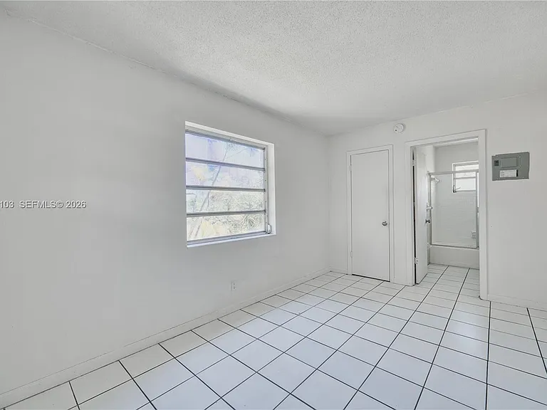 400 SE 31st St #6 — Photo 9