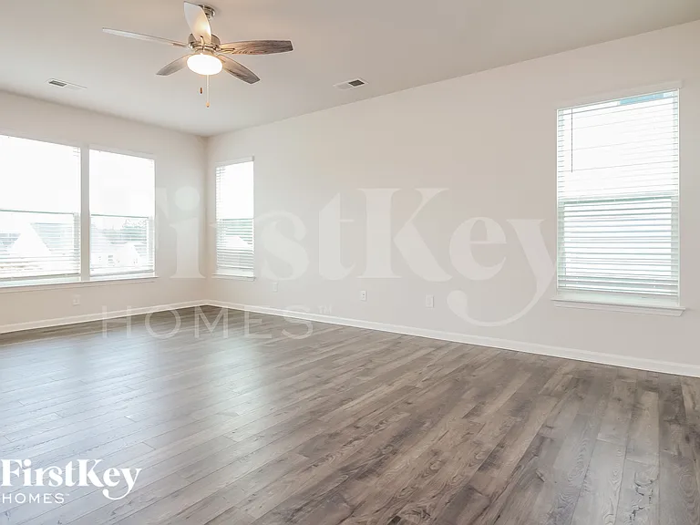 604 Goldburn Way — Photo 2