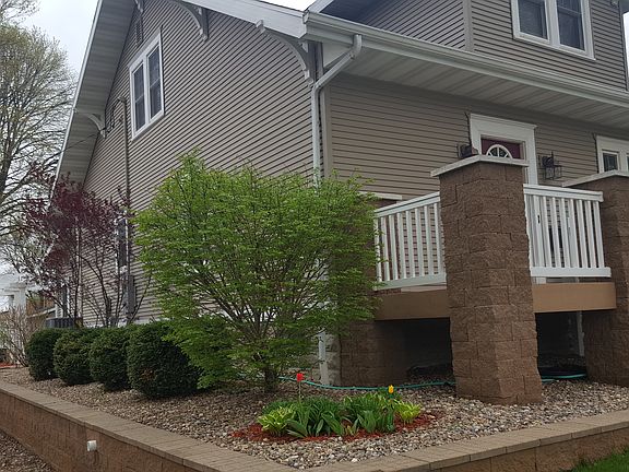 2nd image of 715 1st St SE