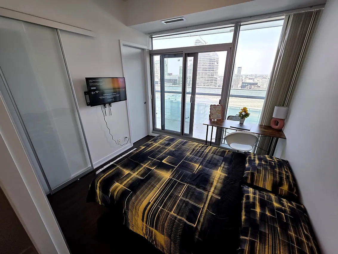 Deluxe Room - York St & Bremner Blvd — Photo 3