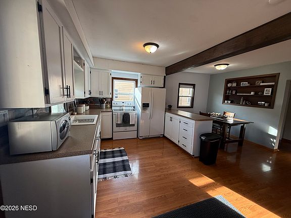 2nd image of 811 Summit St