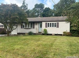 162 Gibbs Rd, Central Islip, NY 11722