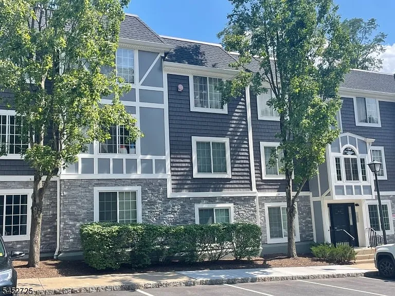 105 Village Dr — Photo 1