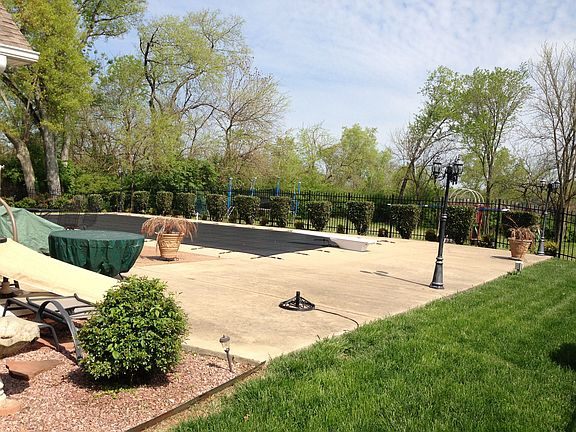 L shaped pool w/ diving