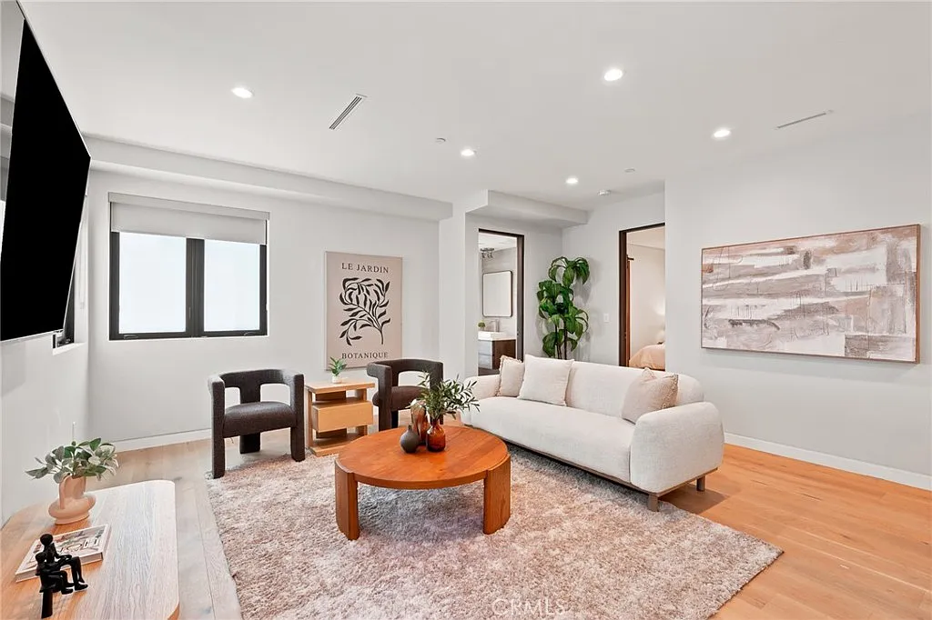 1 bed, 1.5 bath, 1000 sqft, $5,995 — Photo 2