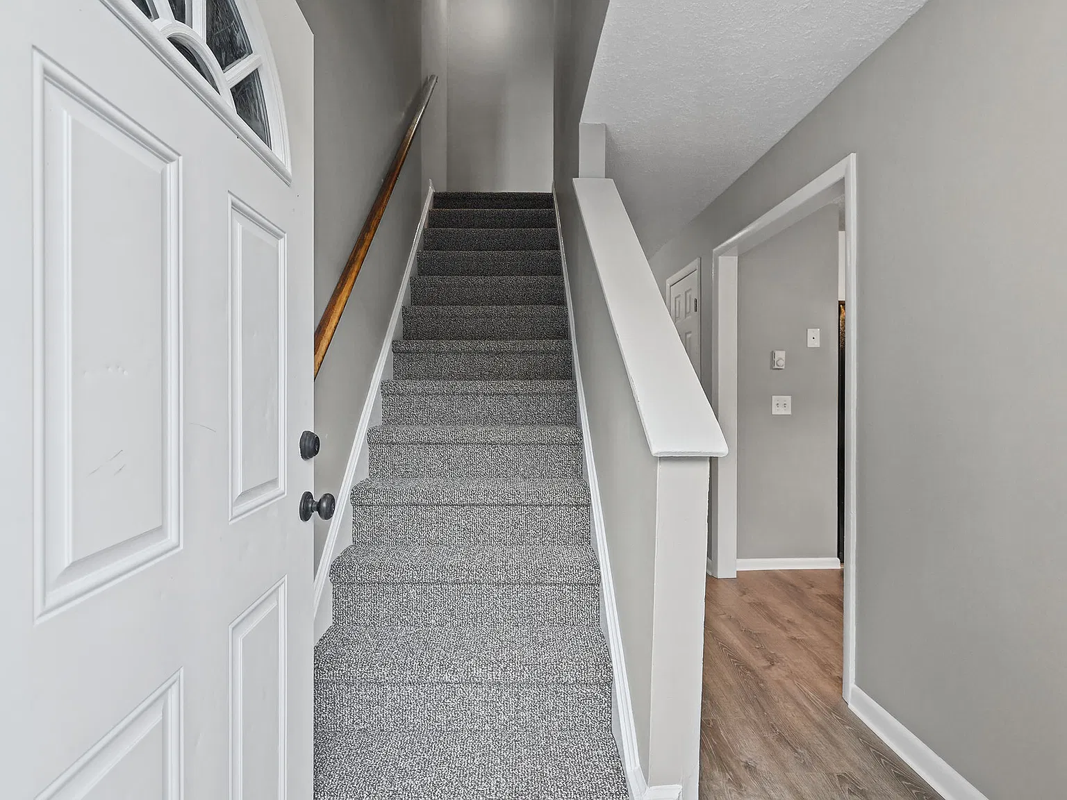 6 Irving Pl — Photo 2