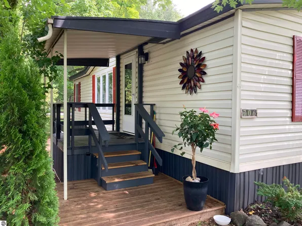 706 Golfview Ln, Elk Rapids, MI 49629