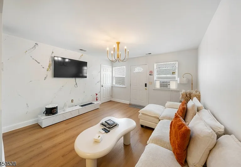 133 Port Ave — Photo 10