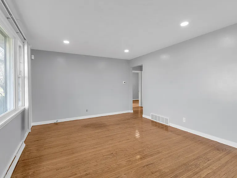 122 Alberta Dr — Photo 4
