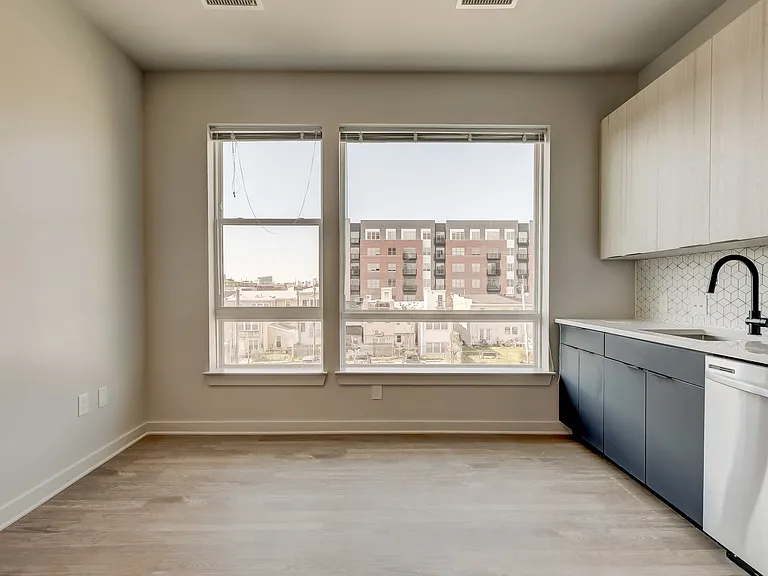 115 W Hamburg — Photo 36