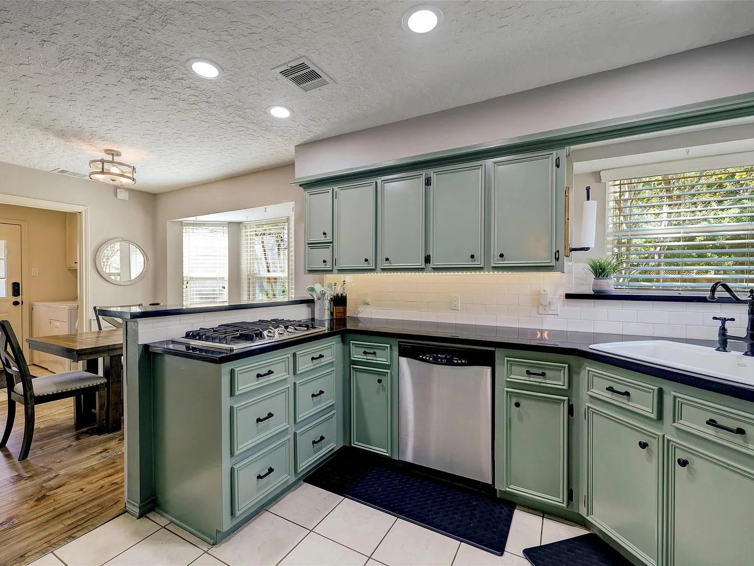 4 bed, 2.5 bath, 2274 sqft, $2,900 — Photo 4