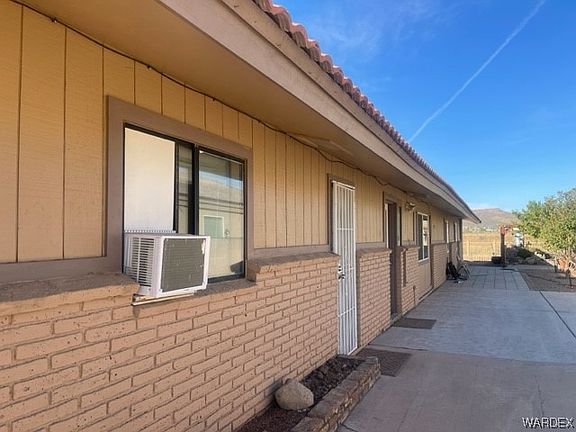 2nd image of 3555 N Burbank Street