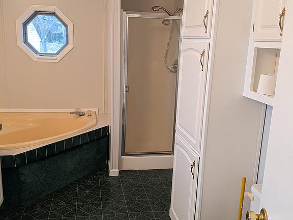 5th image of 4673 Broadway Ave NE