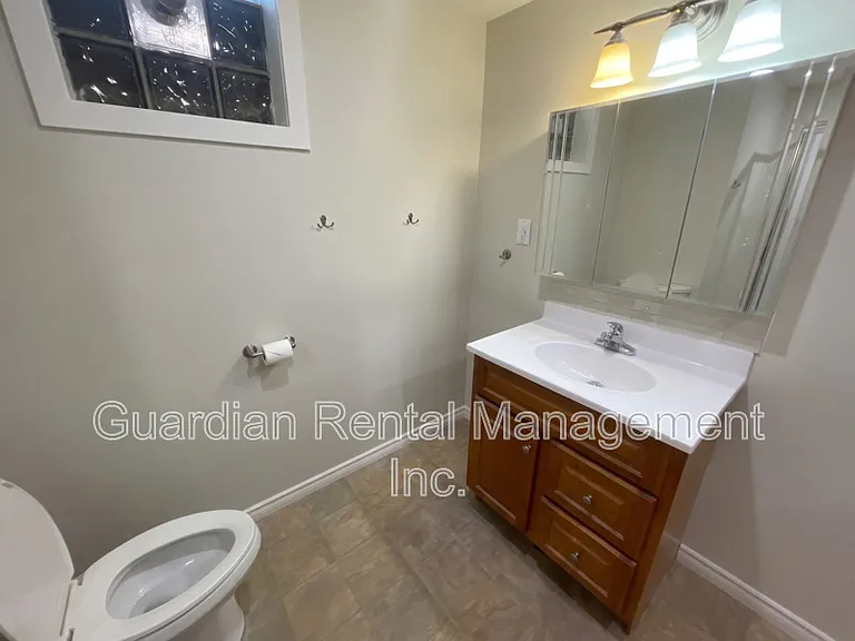 325 Albany St #3 — Photo 9