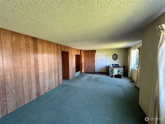 3rd image of 1120 E 4th Street