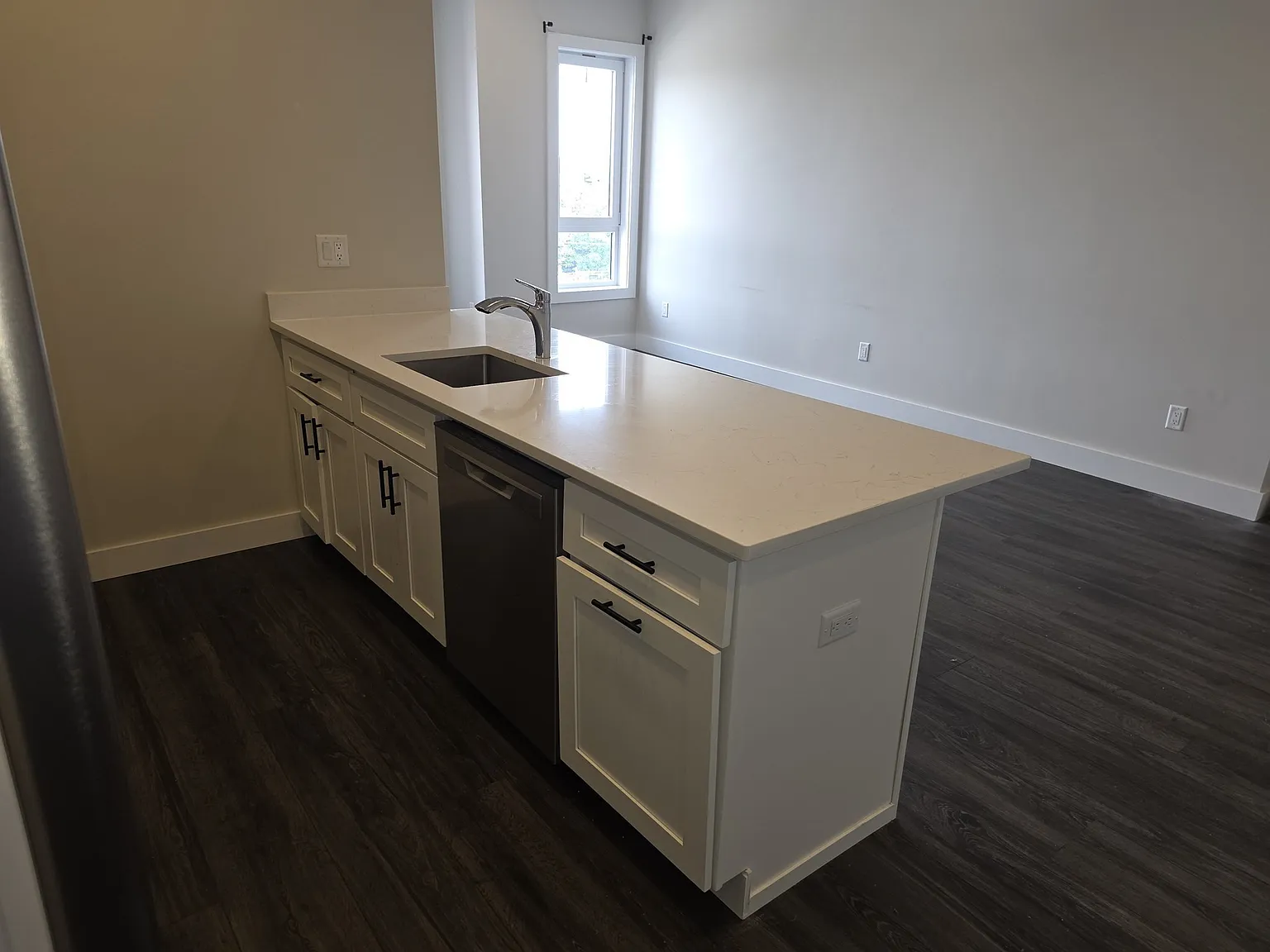 2 bed, 2.0 bath, 900 sqft, $3,200 — Photo 4