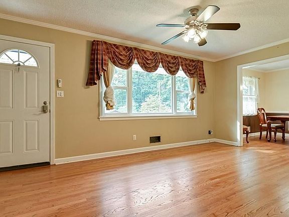 4th image of 905 Lake Ct SE