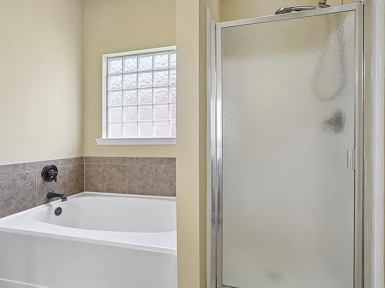 17049 Jamestowne Dr — Photo 12
