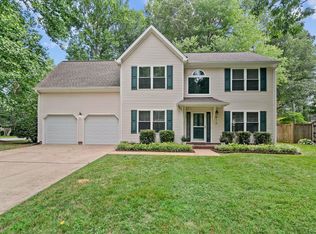 812 Whisper Hollow Dr, Chesapeake, VA 23322